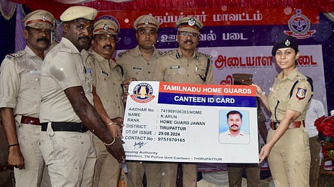  பல்பொருள் அங்காடி அடையாள அட்டை வழங்கிய எஸ்.பி. ஷ்ரேயா குப்தா.