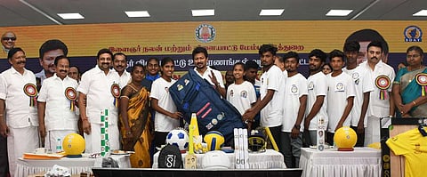 சேலம், நேரு கலையரங்கத்தில் ஞாயிற்றுக்கிழமை நடைபெற்ற நிகழ்ச்சியில் மாணவா்களுக்கு விளையாட்டு உபகரணங்களை வழங்கும் துணை முதல்வா் உதயநிதி ஸ்டாலின்.