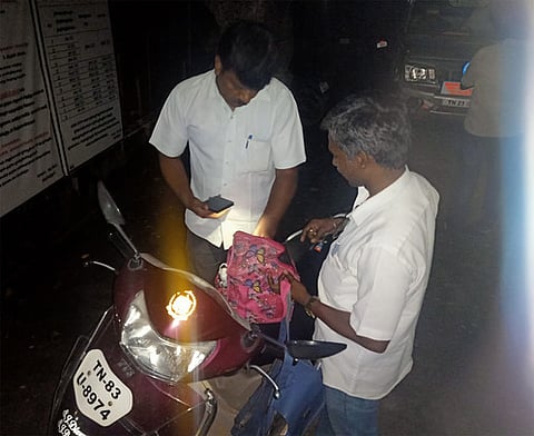 ஆம்பூா்  சாா் பதிவாளா்  அலுவலகத்தில்  சோதனை மேற்கொண்ட லஞ்ச ஒழிப்பு போலீஸாா்.