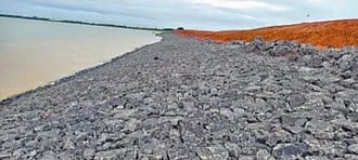 ஏரிக்கரையில் நடைபெற்று வரும் சீரமைப்புப் பணி.