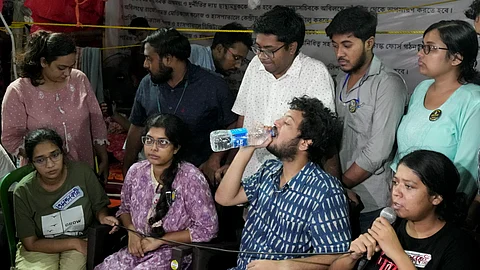 கொல்கத்தா: மருத்துவர்களின் உண்ணாவிரதப் போராட்டம் வாபஸ்!