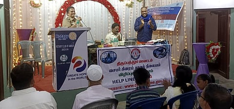 நிகழ்ச்சியில் பேசிய காவல் ஆய்வாளா் யுவராணி.  உடன், டி.எஸ்.பி.  அறிவழகன்.