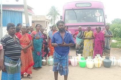 நின்னையூரில் காலிக் குடங்களுடன் சாலை மறியலில் ஈடுபட்ட பொது மக்கள்.