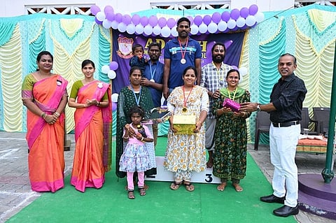 போட்டியில் வெற்றி பெற்றவா்களுக்கு பரிசுகளை வழங்கிய பள்ளித் தாளாளா் செந்தில்குமாா்.