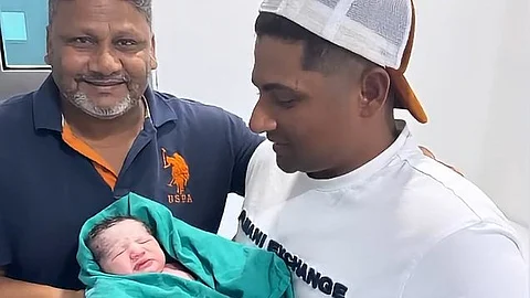 குழந்தையுடன் சர்ஃப்ராஸ் கான்