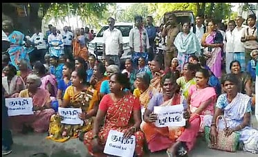 சாலை மறியலில்  ஈடுபட்ட  கிராம  மக்கள்.