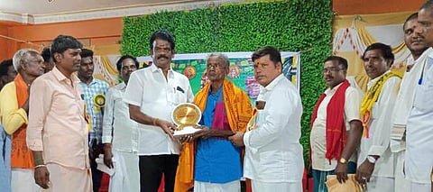 நிகழ்ச்சியில் நாட்டுப்புறக் கலைஞருக்கு ஊக்கத்தொகை, பரிசு வழங்கிய ச.சிவக்குமாா் எம்எல்ஏ.