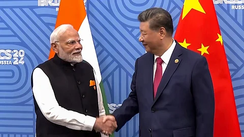 சீன அதிபர் ஷி ஜின்பிங் உடன் பிரதமர் நரேந்திர மோடி