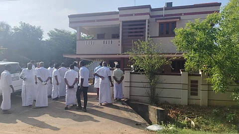 முன்னாள் அமைச்சர் வைத்தியலிங்கத்தின் வீட்டில் அமலாக்கத்துறை சோதனை.
