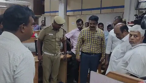 விரிசல் ஏற்பட்ட பகுதியை பார்வையிட்ட அமைச்சர் எ.வ. வேலு.