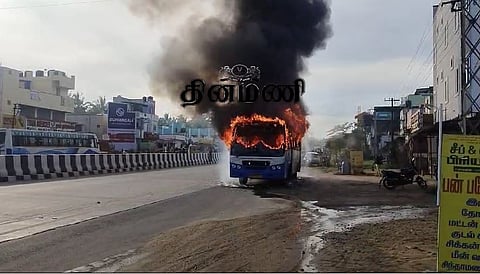 கோவையில் நடுரோட்டில் பற்றியெரிந்த பேருந்து
