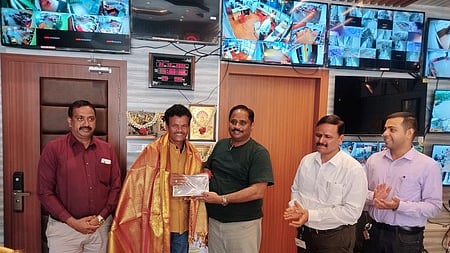 சிறப்பு விருந்தினா் கெயில் காவிரிப் படுகையின் பொது மேலாளா் என். செல்வராஜூவுக்கு நினைவு பரிசு வழங்கிய இஜிஎஸ் பிள்ளை பொறியியல் கல்லூரி செயலா் சங்கா்.