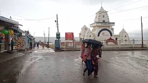 மழை காரணமாக சுற்றுலா பயணிகள் இன்றி வெறிச்சோடி காணப்பட்ட கன்னியாகுமரி முக்கடல் சங்கமம் பகுதி