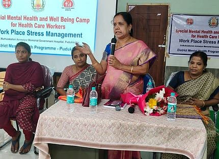 புதுக்கோட்டையில் வெள்ளிக்கிழமை நடைபெற்ற மனநலப் பயிற்சியில் பேசிய மருத்துவப் பணிகள் இணை இயக்குநா் ஸ்ரீ பிரியா தேன்மொழி