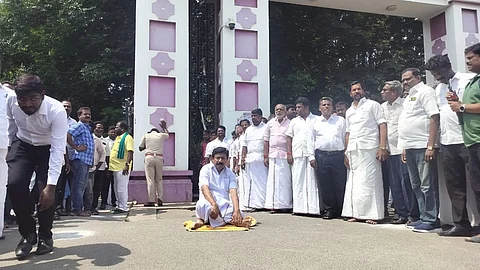 விழுப்புரம் மாவட்ட ஆட்சியரக பெருந்திட்ட வளாக நுழைவு வாயில் பகுதியில் தர்னா போராட்டத்தில் ஈடுபட்டு வந்த அதிமுக முன்னாள் அமைச்சர் சி.வி. சண்முகம். 