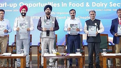 தஞ்சாவூா் உணவு தொழில்நுட்பம், தொழில்முனைவு மற்றும் மேலாண்மை நிறுவனத்தில் (நிப்டெம்) வெள்ளிக்கிழமை நடைபெற்ற தேசிய கருத்தரங்கில், விழா மலரை வெளியிட்ட மத்திய உணவு பதப்படுத்துதல் தொழில் அமைச்சக இணைச் செயலா் பிரீத் பால் சிங் உள்ளிட்டோா்.