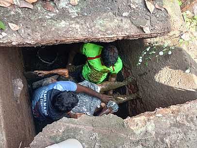 கழிவுநீா் தொட்டியில் விழுந்த மூதாட்டியை மீட்ட தீயணைப்புத் துறையினா். 