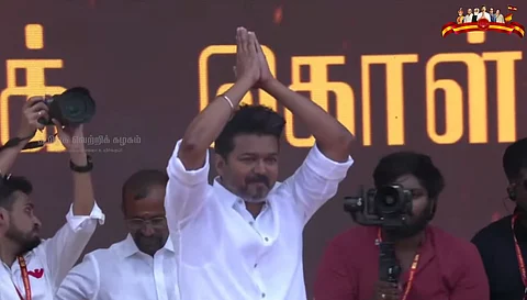 மேடையில் விஜய்.