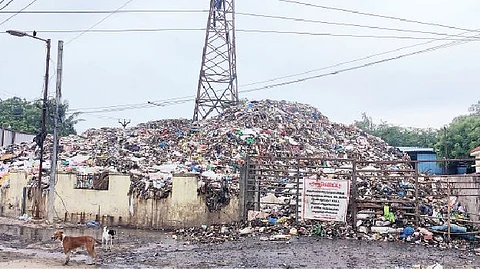 திருவேற்காடு- கோலடி சாலையில் மலை போல் குவிந்து கிடக்கும் குப்பைகள். 