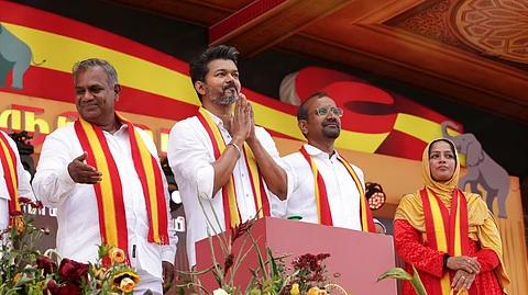 தொண்டர்களைப் பார்த்து கண்கலங்கிய விஜய்!