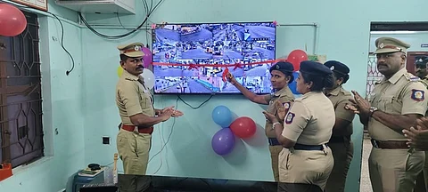  செங்கோட்டையில் கண்காணிப்பு கேமராவை இயக்கிவைத்துப் பாா்வையிட்ட காவல் கண்காணிப்பாளா் வி.ஆா். ஸ்ரீனிவாசன்.