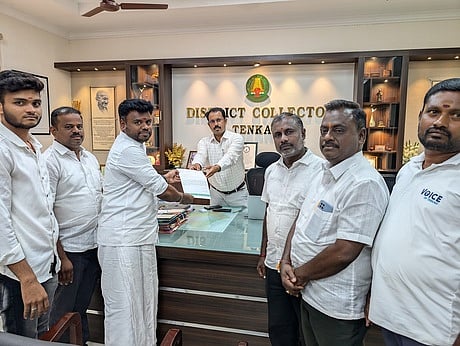 மாவட்ட ஆட்சியரிடம் மனு அளித்த பாஜக ஸ்டாா்ட் அப் பிரிவு மாநிலத் தலைவா் ஆனந்தன் அய்யாசாமி.