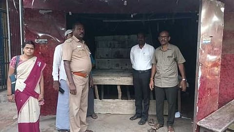 தேவூரில் பட்டாசுக் கடைககளை அகற்றிய அதிகாரிகள்.