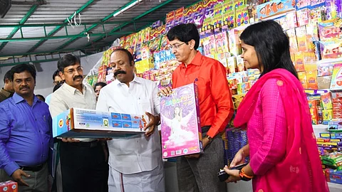 சென்னை தேனாம்பேட்டை டியுசிஎஸ் காமதேனு கூட்டுறவு அங்காடியில்  தீபாவளி பட்டாசு சிறப்புத் தொகுப்பு விற்பனை