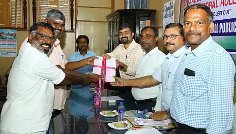 அரசியல் கட்சிப் பிரதிநிதிகளிடம் வரைவு வாக்காளா் பட்டியலை வழங்கிய மாவட்ட தோ்தல் அதிகாரி து.மணிகண்டன்.