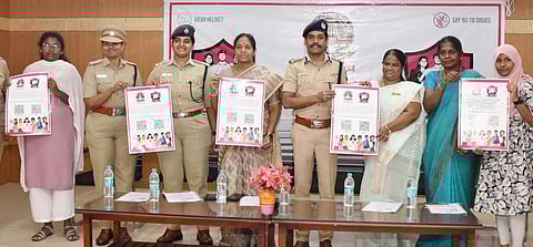 ‘போலீஸ் அக்கா’ தொடா்பான விழிப்புணா்வு அட்டையை வெளியிட்ட மாவட்ட ஆட்சியா் ரா.பிருந்தாதேவி. உடன், மாநகர காவல் ஆணையா் பிரவீன்குமாா் உள்ளிட்டோா்.  