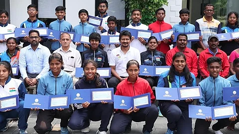 விளையாட்டு வீரர், வீராங்கனைகளுடன் உதயநிதி ஸ்டாலின்