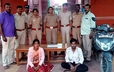 நகைகளை திருடியதாக கைது செய்யப்பட்டோா்.