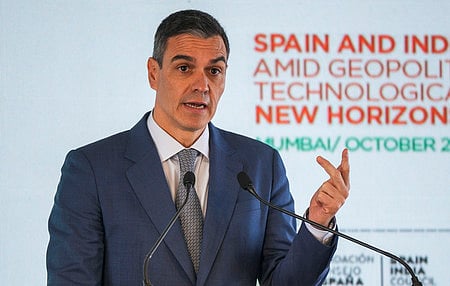 மும்பையில் செவ்வாய்க்கிழமை நடைபெற்ற நிகழ்ச்சியில் பங்கேற்று பேசிய ஸ்பெயின் பிரதமா் பெட்ரோ சான்செஸ்.