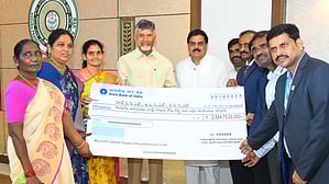 இலவச கேஸ் சிலிண்டர் திட்டத்துக்கான காசோலை வழங்கிய முதல்வர் சந்திரபாபு நாயுடு