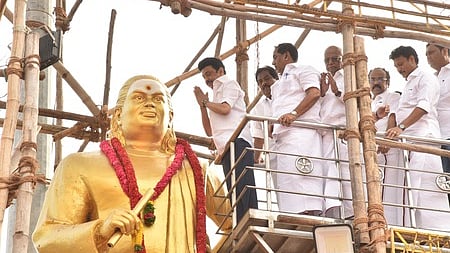  தேவா் ஜெயந்தி, குருபூஜை விழாவை முன்னிட்டு மதுரை கோரிப்பாளையத்தில் உள்ள அவரது உருவச் சிலைக்கு மரியாதை செலுத்திய தமிழக முதல்வா் மு.க. ஸ்டாலின்.