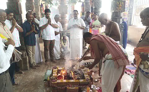  பழனி லட்சுமி நாராயணப் பெருமாள் கோயிலில் புதன்கிழமை நடைபெற்ற யாக பூஜை.

