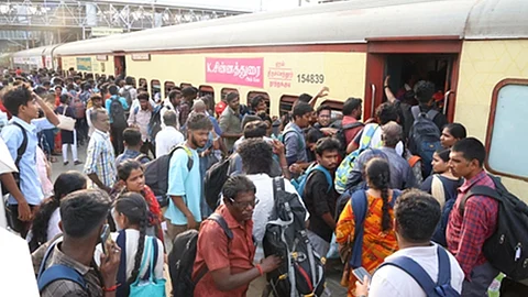 ரயில் நிலையத்தில் அலைமோதும் கூட்டம்