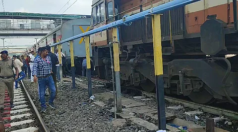 மதுரையில் தடம் புரண்ட விரைவு ரயில்