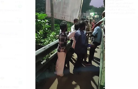 அரசுப் பேருந்து நடத்துநரை தாக்கும் பயணிகள் .