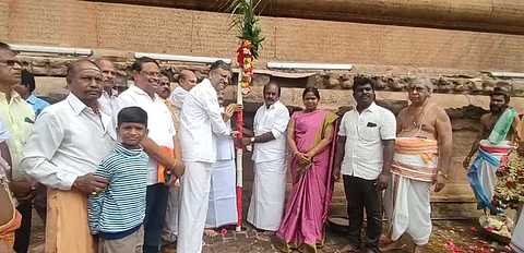 தஞ்சாவூர் பெரிய கோயிலில் சதய விழாவுக்காக வெள்ளிக்கிழமை நடைபெற்ற பந்தல் கால் நடும் நிகழ்ச்சியில் பங்கேற்றவர்கள்.