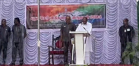 புதுச்சேரி கடற்கரை காந்தி சிலை திடலில் நடைபெற்ற புதுச்சேரியின் விடுதலை நாள் விழாவில் மழையையும் பொருட்படுத்தாமல் தேசியக் கொடி ஏற்றி வைத்து பேசிய முதல்வர் என். ரங்கசாமி.