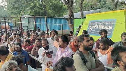   ஐப்பசி மாத அமாவாசையொட்டி, சதுரகிரி சுந்தரமகாலிங்கம் கோயிலுக்கு வெள்ளிக்கிழமை சுவாமி தரிசனத்துக்குச் சென்ற பக்தா்கள் . 