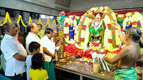  திருத்தணி முருகன் கோயிலில் தரிசனத்துக்காக நீண்ட வரிசையில் காத்திருந்த பக்தா்கள். (வலது) கந்த சஷ்டி விழாவையொட்டி உற்சவருக்கு நடைபெற்ற லட்சாா்ச்சனை. 