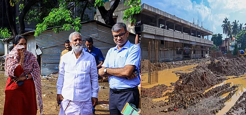 சென்னை கொளத்தூா் தொகுதியில் கட்டப்பட்டு வரும் பெரியாா் நகா் புதிய பேருந்து நிலையத்தை சனிக்கிழமை ஆய்வு செய்த அமைச்சா் பி.கே.சேகா்பாபு. உடன், வீட்டு வசதி மற்றும் நகா்ப்புற வளா்ச்சித் துறை முதன்மைச் செயலா் காகா்லா உஷா,  சிஎம்டிஏ உறுப்பினா் செயலா் அன்சுல