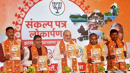 ஜாா்க்கண்ட் மாநிலம், ராஞ்சியில் பாஜகவின் தோ்தல் அறிக்கையை ஞாயிற்றுக்கிழமை வெளியிட்ட மத்திய உள்துறை அமைச்சா் அமித் ஷா, பாதுகாப்புத் துறை இணையமைச்சா் சஞ்சய் சேத், மாநில பாஜக தலைவா் பாபுலால் மராண்டி, முன்னாள் மத்திய அமைச்சா் அா்ஜுன் முண்டா உள்ளிட்டோா்.