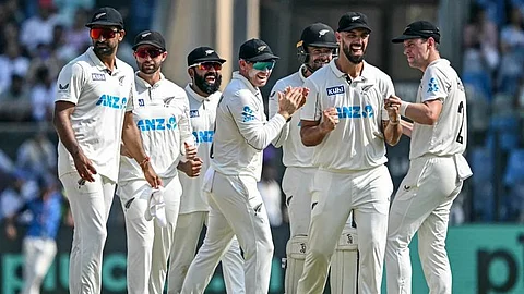 சொந்த மண்ணில் மோசமான தோல்வி; விமர்சனங்களின் பிடியில் இந்தியா, பாராட்டு மழையில் நியூசி.!