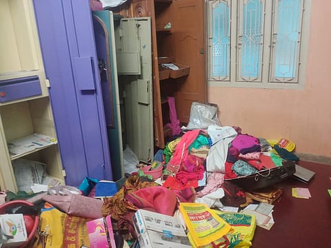 பீரோவை உடைத்து திருடிய கொள்ளையர்கள்.