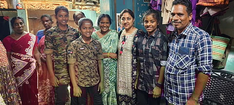 சிலம்பம் மாணவி வீட்டிற்கு சென்று பாராட்டு தெரிவித்த நடிகை ரோகிணி.