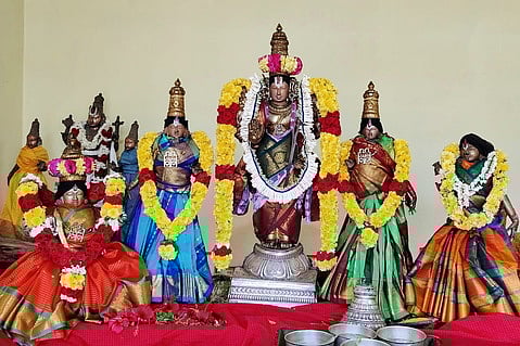 புதிய மண்டபத்தில்  மூலஸ்தானத்திலிருந்து எழுந்தருளிய ரங்கநாயகித் தாயாா், ஆண்டாள், ஸ்ரீதேவி பூதேவி சமேத நித்யகல்யாண பெருமாள்.