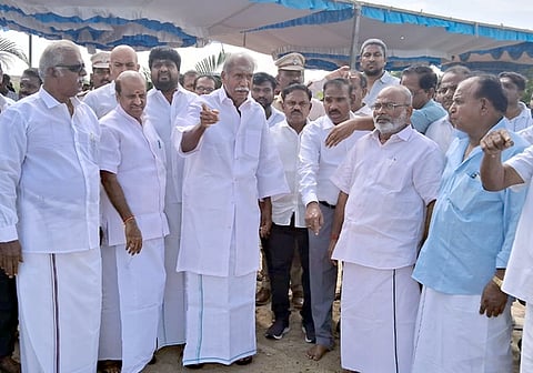 புதுச்சேரி பொதுப்பணித்துறை சாா்பில் பிரதம மந்திரி
 மீனவா் மேம்பாட்டு திட்டத்தில் ரூ.53 கோடியில் வீராம்பட்டினம் மீனவ கிராமத்தில், தேங்காய் திட்டு, 
அரிக்கன் மேடு மீன்பிடி துறைமுக கட்டுமான மற்றும் விரிவாக்க பணிக்கான திங்கள்கிழமை பூமி பூஜை செய்து 
தொடங்